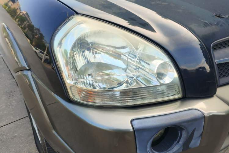 Used Hyundai Tucson 2009 2.0L Automatic Two-Wheel Drive with Sunroof Right Front Headlight