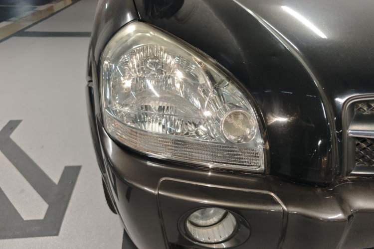 Used Hyundai Tucson 2009 2.0L Automatic Two-Wheel Drive with Sunroof Right Front Headlight
