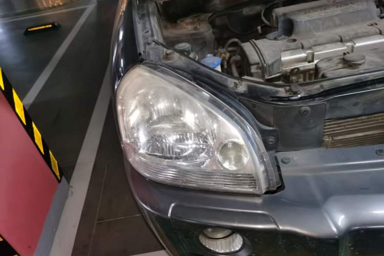 Used Hyundai Tucson 2009 2.0L Automatic Two-Wheel Drive with Sunroof Right Front Headlight