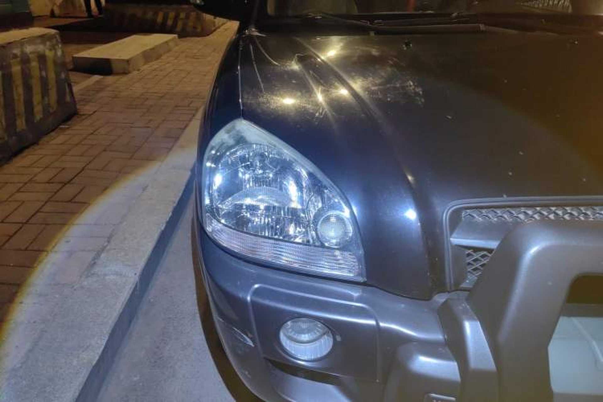 Used Hyundai Tucson 2009 2.0L Automatic Two-Wheel Drive with Sunroof Right Front Headlight