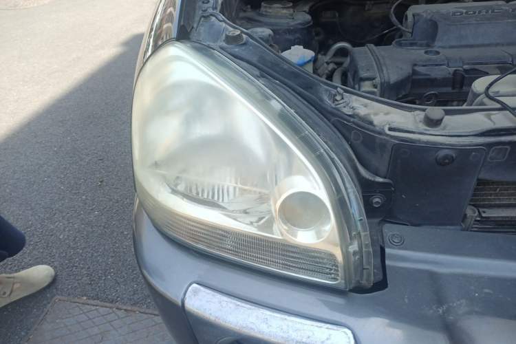 Used Hyundai Tucson 2009 2.0L Automatic Two-Wheel Drive with Sunroof Right Front Headlight
