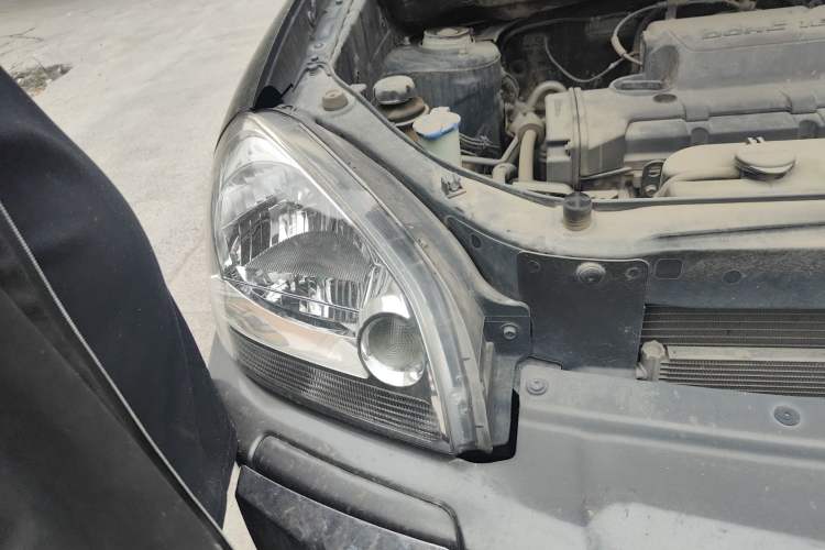 Used Hyundai Tucson 2009 2.0L Automatic Two-Wheel Drive with Sunroof Right Front Headlight