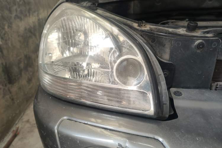 Used Hyundai Tucson 2009 2.0L Automatic Two-Wheel Drive with Sunroof Right Front Headlight