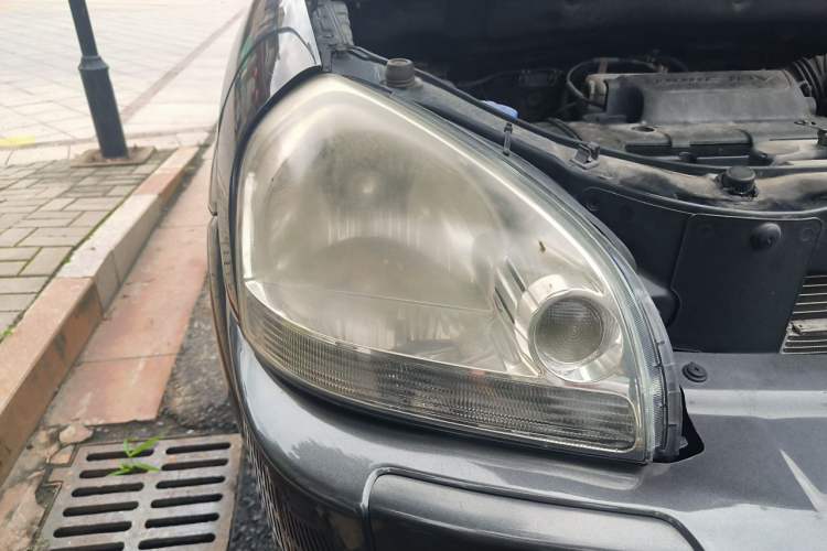 Used Hyundai Tucson 2009 2.0L Automatic Two-Wheel Drive with Sunroof Right Front Headlight