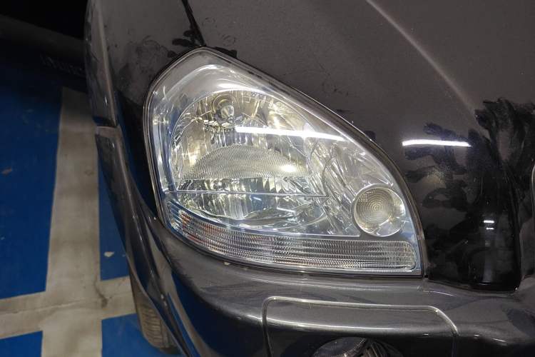 Used Hyundai Tucson 2009 2.0L Automatic Two-Wheel Drive with Sunroof Right Front Headlight