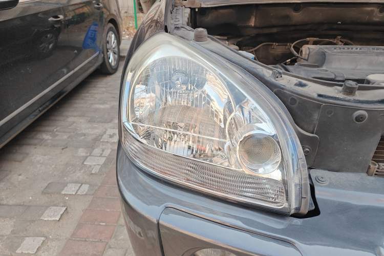 Used Hyundai Tucson 2009 2.0L Automatic Two-Wheel Drive with Sunroof Right Front Headlight