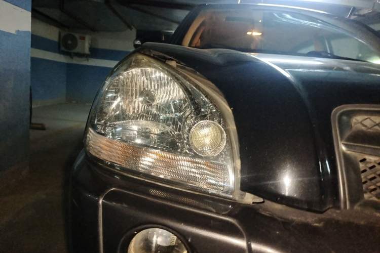 Used Hyundai Tucson 2009 2.0L Automatic Two-Wheel Drive with Sunroof Right Front Headlight