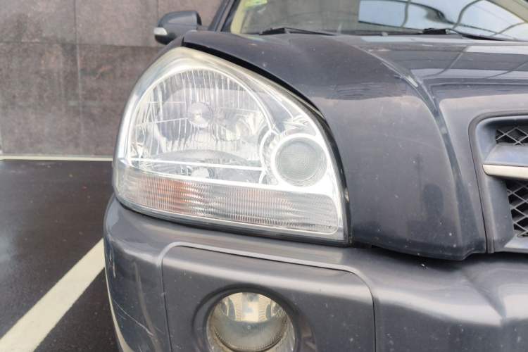 Used Hyundai Tucson 2009 2.0L Automatic Two-Wheel Drive with Sunroof Right Front Headlight