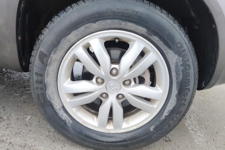 Used Hyundai Tucson 2009 2.0L Manual Two-Wheel Drive Fashion Edition Right Front Wheel Hub