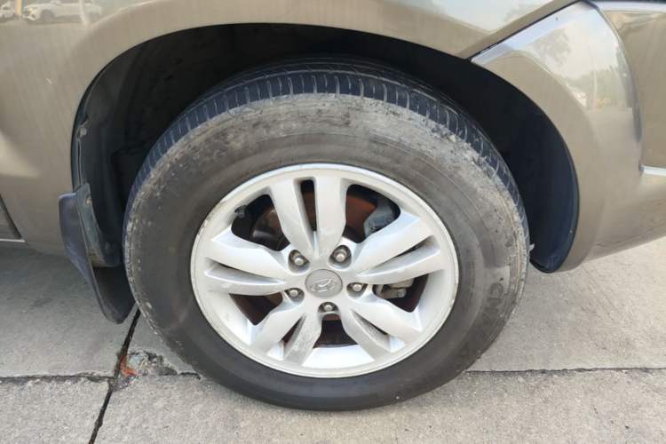 Used Hyundai Tucson 2009 2.0L Automatic Two-Wheel Drive with Sunroof Right Front Wheel Hub