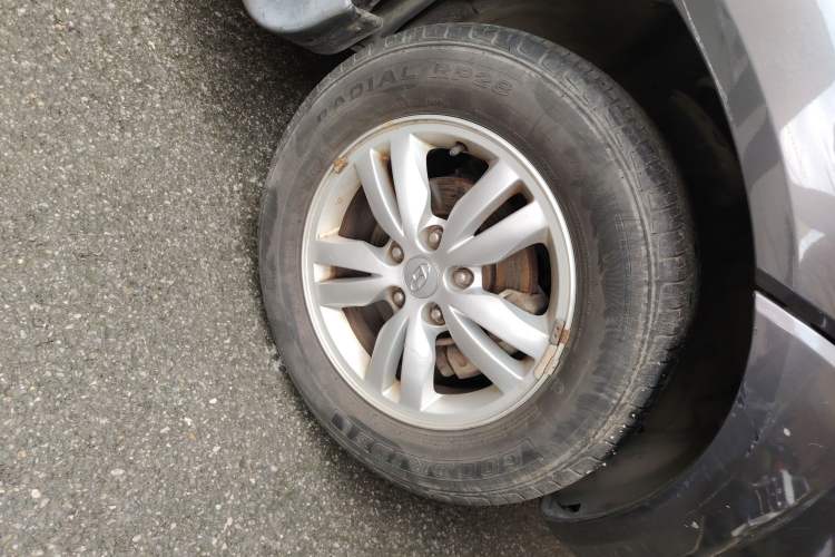Used Hyundai Tucson 2009 2.0L Automatic Two-Wheel Drive with Sunroof Right Front Wheel Hub