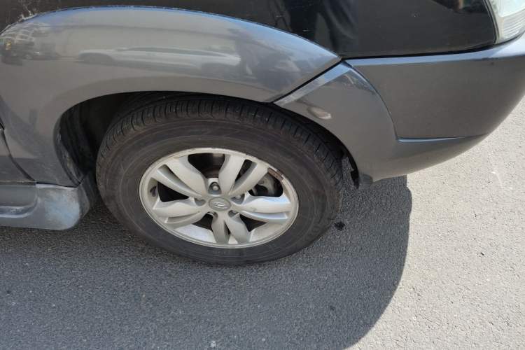 Used Hyundai Tucson 2009 2.0L Automatic Two-Wheel Drive with Sunroof Right Front Wheel Hub