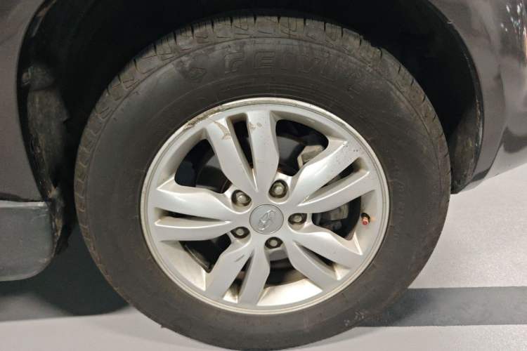 Used Hyundai Tucson 2009 2.0L Automatic Two-Wheel Drive with Sunroof Right Front Wheel Hub