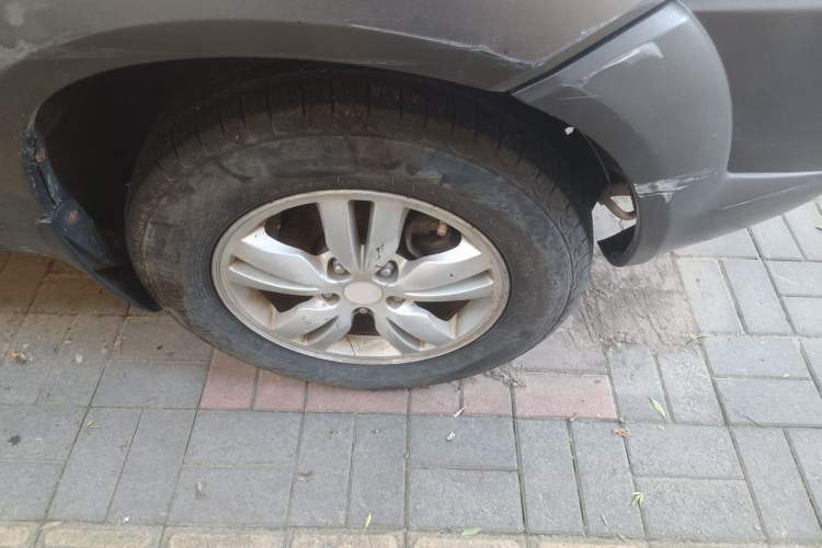 Used Hyundai Tucson 2009 2.0L Automatic Two-Wheel Drive with Sunroof Right Front Wheel Hub