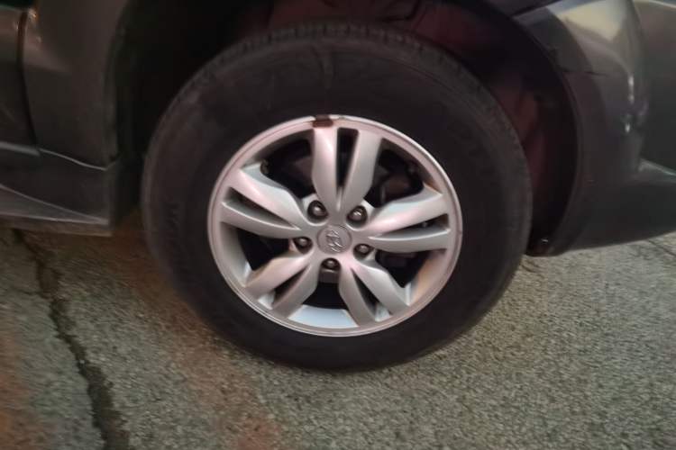 Used Hyundai Tucson 2009 2.0L Automatic Two-Wheel Drive with Sunroof Right Front Wheel Hub
