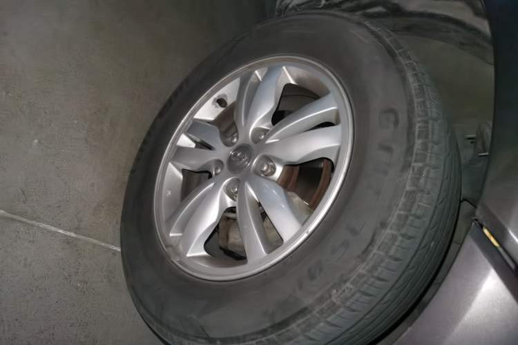 Used Hyundai Tucson 2009 2.0L Automatic Two-Wheel Drive with Sunroof Right Front Wheel Hub
