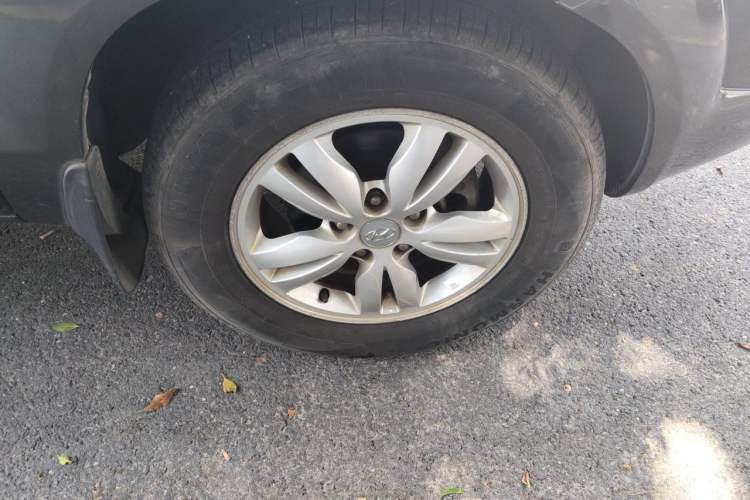 Used Hyundai Tucson 2009 2.0L Automatic Two-Wheel Drive with Sunroof Right Front Wheel Hub