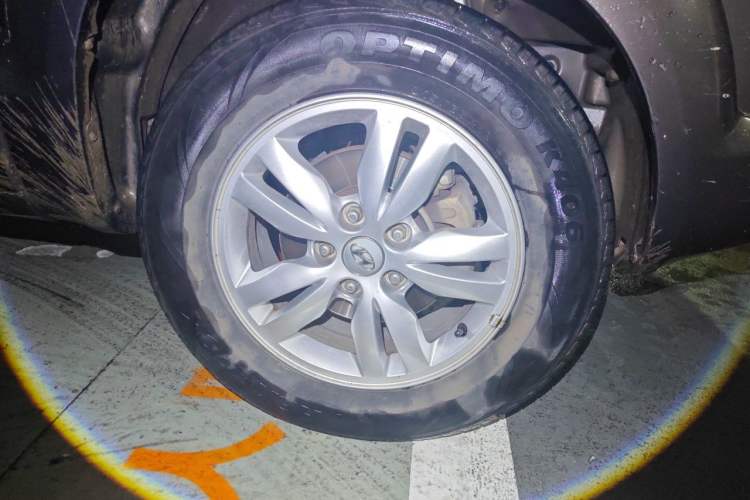 Used Hyundai Tucson 2009 2.0L Manual Two-Wheel Drive Fashion Edition Right Front Wheel Hub