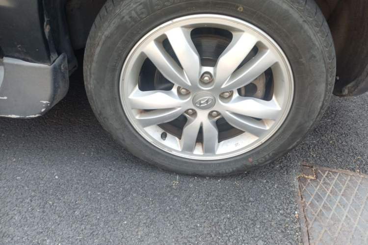 Used Hyundai Tucson 2009 2.0L Automatic Two-Wheel Drive with Sunroof Right Front Wheel Hub