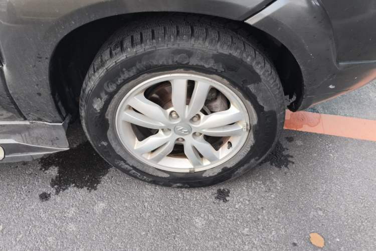 Used Hyundai Tucson 2009 2.0L Automatic Two-Wheel Drive with Sunroof Right Front Wheel Hub