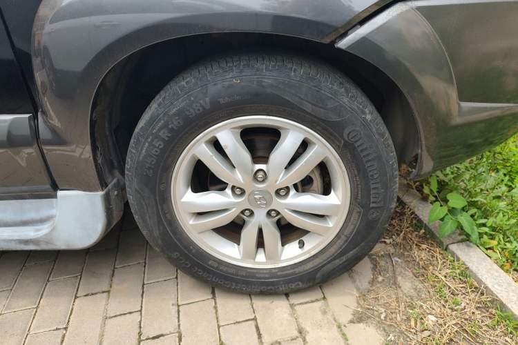 Used Hyundai Tucson 2009 2.0L Automatic Two-Wheel Drive with Sunroof Right Front Wheel Hub