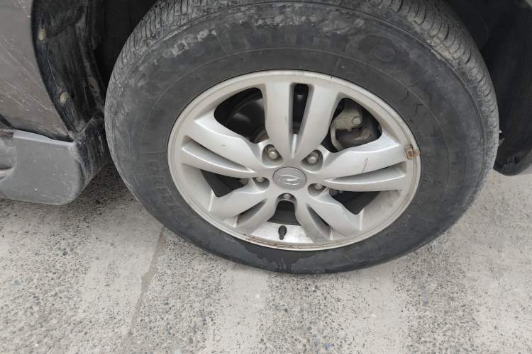 Used Hyundai Tucson 2009 2.0L Automatic Two-Wheel Drive with Sunroof Right Front Wheel Hub