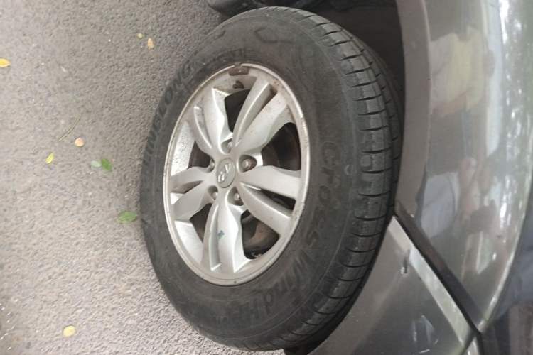 Used Hyundai Tucson 2009 2.0L Automatic Two-Wheel Drive with Sunroof Right Front Wheel Hub