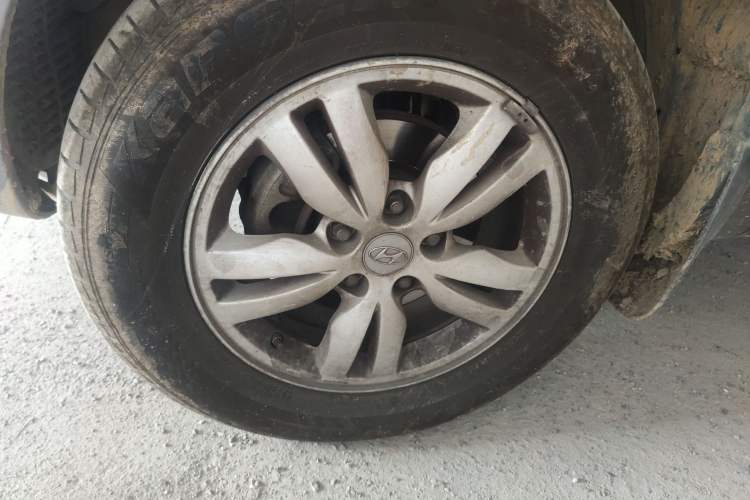Used Hyundai Tucson 2009 2.0L Automatic Two-Wheel Drive with Sunroof Right Front Wheel Hub