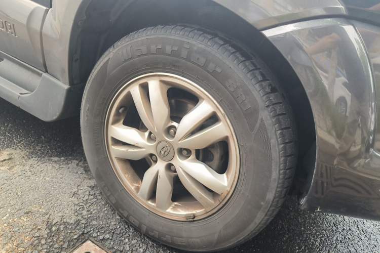 Used Hyundai Tucson 2009 2.0L Automatic Two-Wheel Drive with Sunroof Right Front Wheel Hub