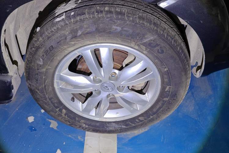 Used Hyundai Tucson 2009 2.0L Automatic Two-Wheel Drive with Sunroof Right Front Wheel Hub