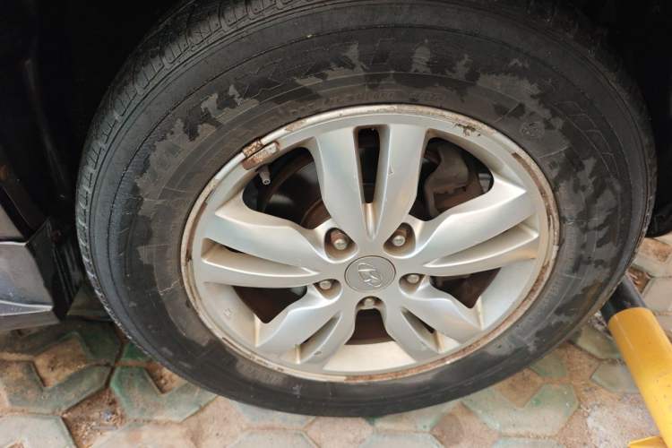 Used Hyundai Tucson 2009 2.0L Automatic Two-Wheel Drive with Sunroof Right Front Wheel Hub