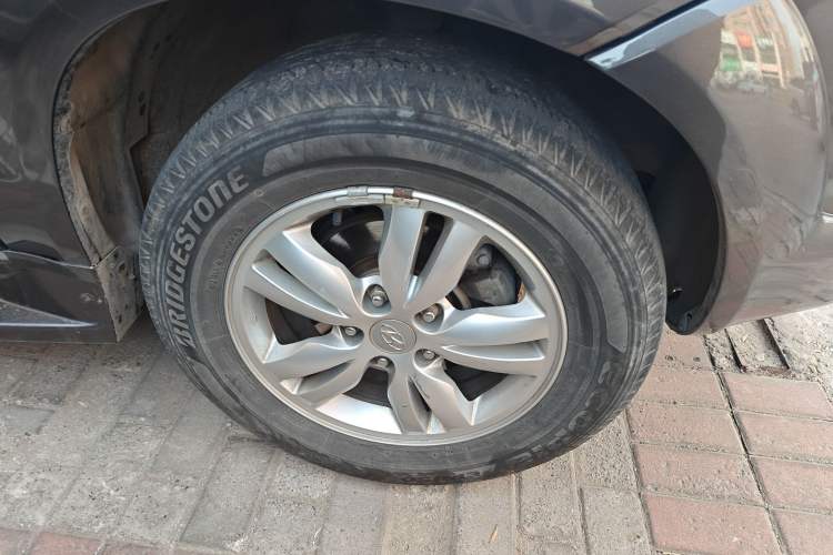 Used Hyundai Tucson 2009 2.0L Automatic Two-Wheel Drive with Sunroof Right Front Wheel Hub