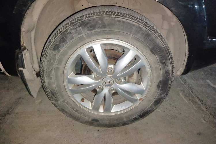 Used Hyundai Tucson 2009 2.0L Automatic Two-Wheel Drive with Sunroof Right Front Wheel Hub