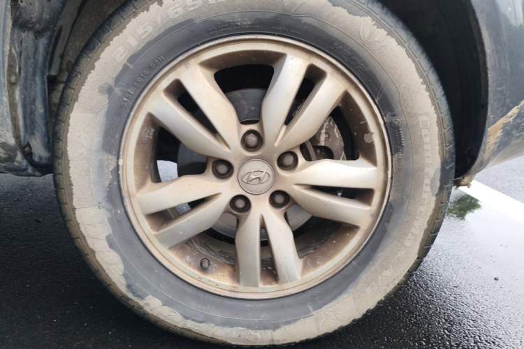 Used Hyundai Tucson 2009 2.0L Automatic Two-Wheel Drive with Sunroof Right Front Wheel Hub