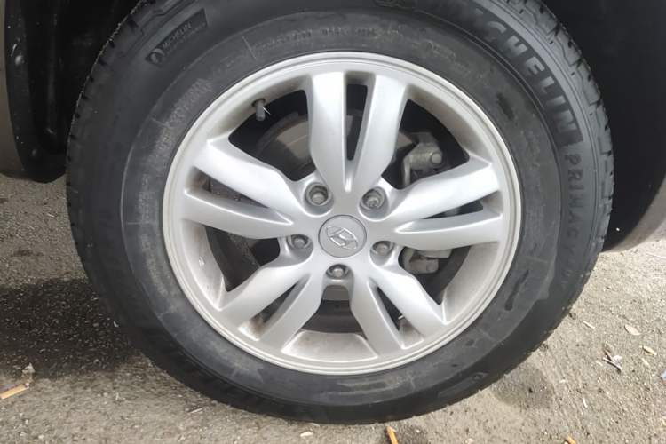 Used Hyundai Tucson 2009 2.0L Automatic Two-Wheel Drive with Sunroof Right Front Wheel Hub