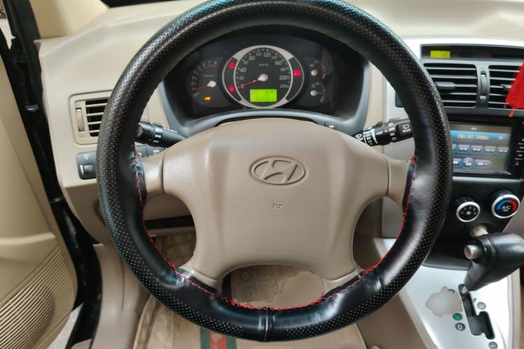 Used Hyundai Tucson 2009 2.0L Automatic Two-Wheel Drive with Sunroof Steering Wheel