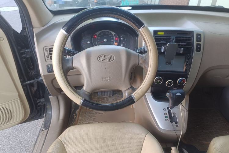 Used Hyundai Tucson 2009 2.0L Automatic Two-Wheel Drive with Sunroof Steering Wheel