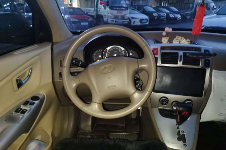 Used Hyundai Tucson 2009 2.0L Automatic Two-Wheel Drive with Sunroof Steering Wheel