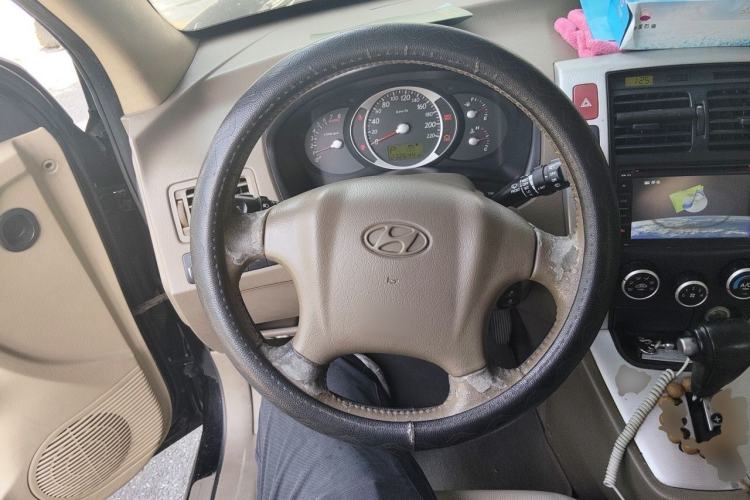 Used Hyundai Tucson 2009 2.0L Automatic Two-Wheel Drive with Sunroof Steering Wheel