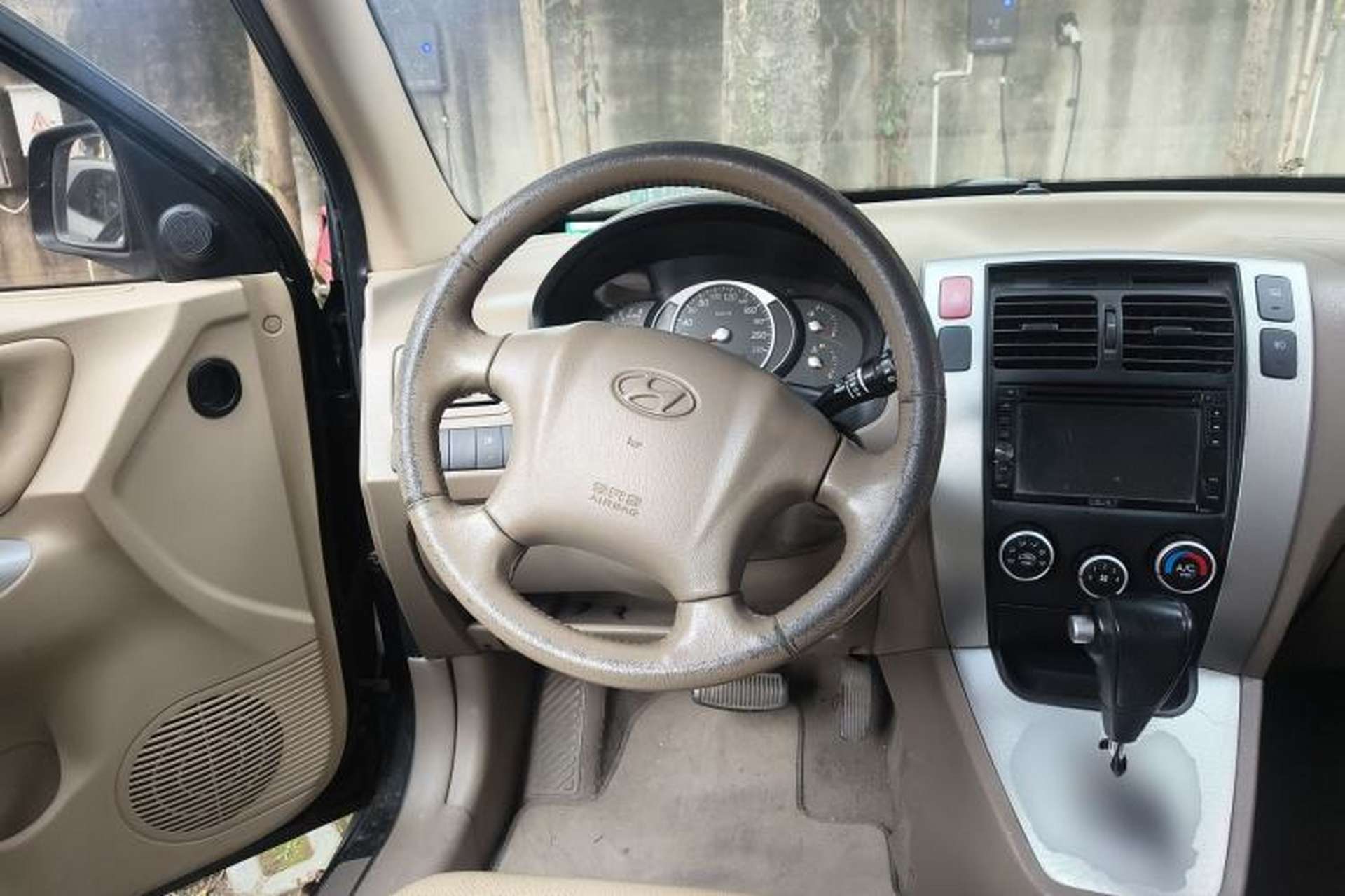 Used Hyundai Tucson 2009 2.0L Automatic Two-Wheel Drive with Sunroof Steering Wheel