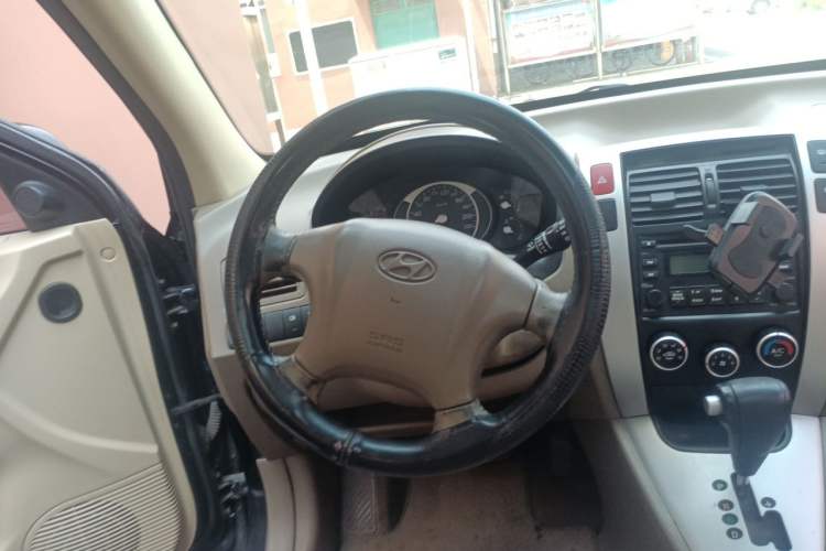Used Hyundai Tucson 2009 2.0L Automatic Two-Wheel Drive with Sunroof Steering Wheel
