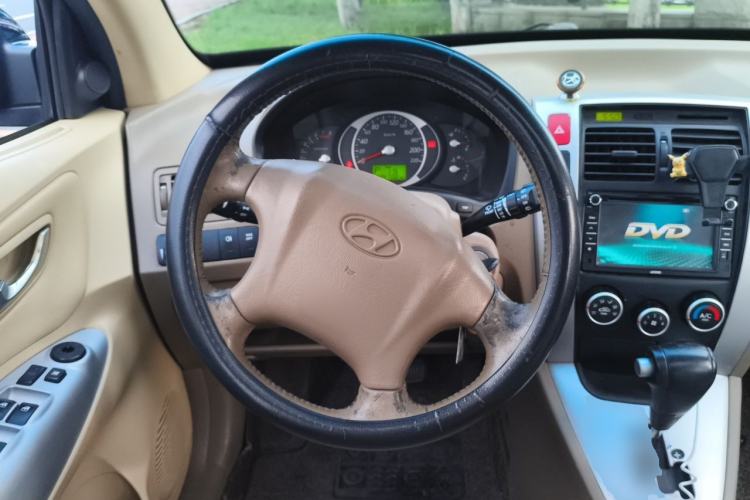 Used Hyundai Tucson 2009 2.0L Automatic Two-Wheel Drive with Sunroof Steering Wheel