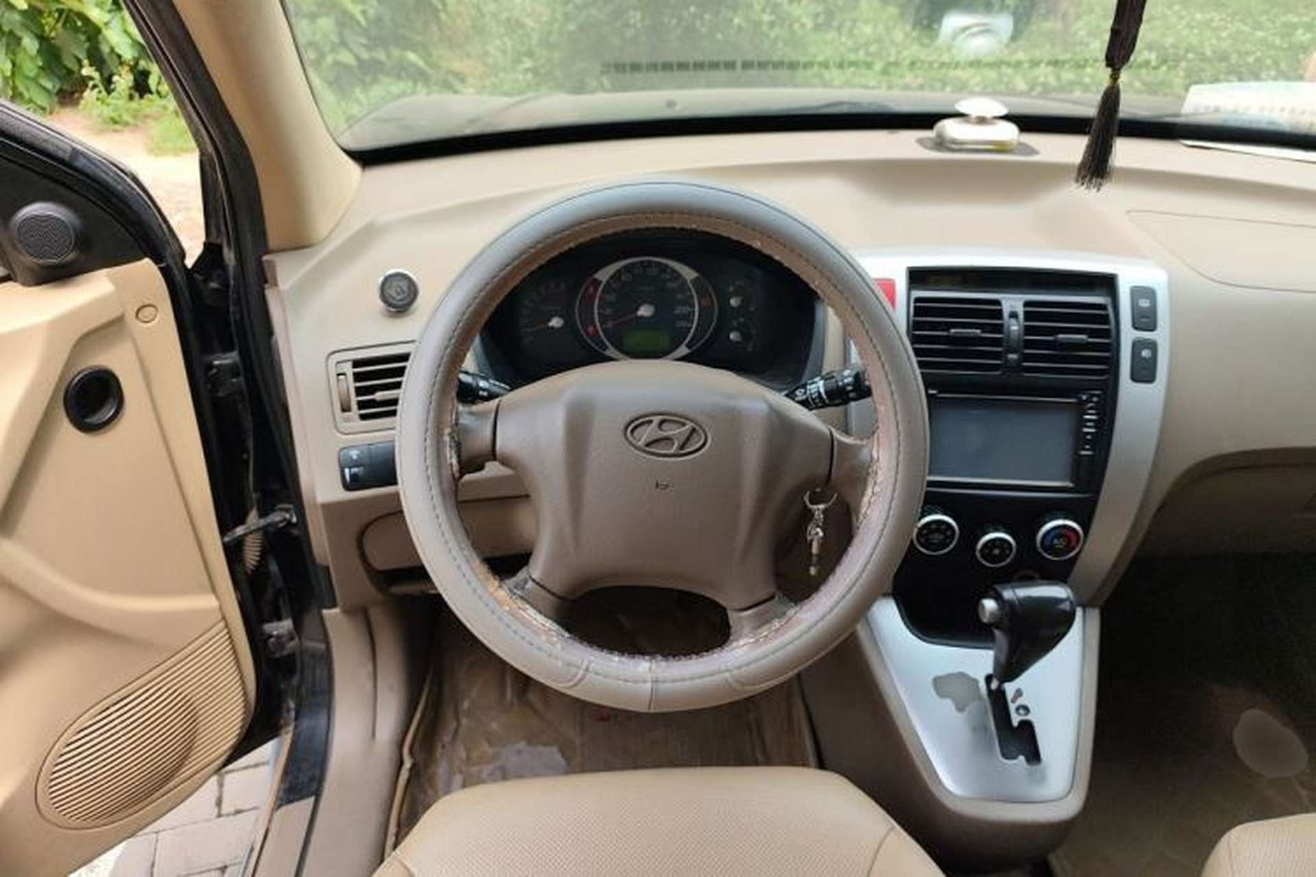 Used Hyundai Tucson 2009 2.0L Automatic Two-Wheel Drive with Sunroof Steering Wheel