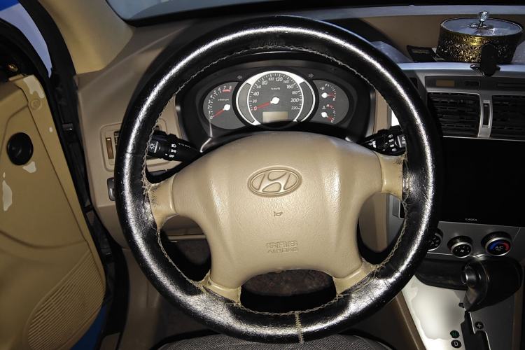 Used Hyundai Tucson 2009 2.0L Automatic Two-Wheel Drive with Sunroof Steering Wheel