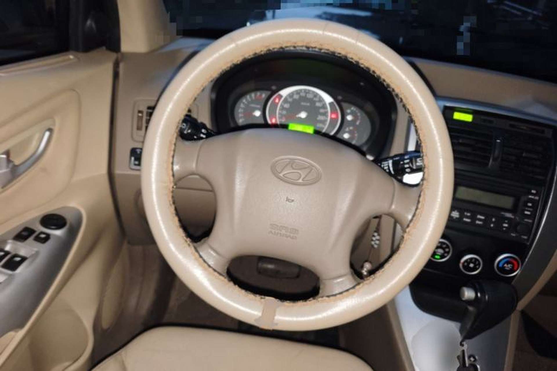 Used Hyundai Tucson 2009 2.0L Automatic Two-Wheel Drive with Sunroof Steering Wheel