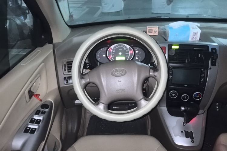 Used Hyundai Tucson 2009 2.0L Automatic Two-Wheel Drive with Sunroof Steering Wheel