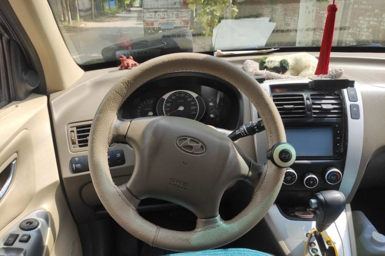 Used Hyundai Tucson 2009 2.0L Automatic Two-Wheel Drive with Sunroof Steering Wheel