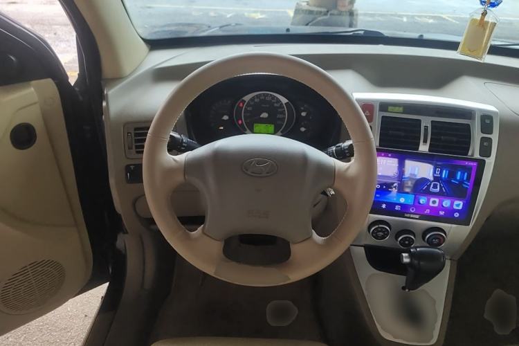 Used Hyundai Tucson 2009 2.0L Automatic Two-Wheel Drive with Sunroof Steering Wheel
