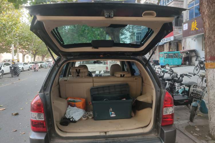 Used Hyundai Tucson 2009 2.0L Manual Two-Wheel Drive Fashion Edition Trunk