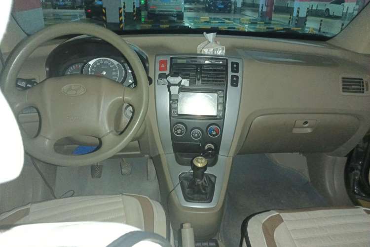 Used Hyundai Tucson 2009 2.0L Manual Two-Wheel Drive Fashion Edition Center Console